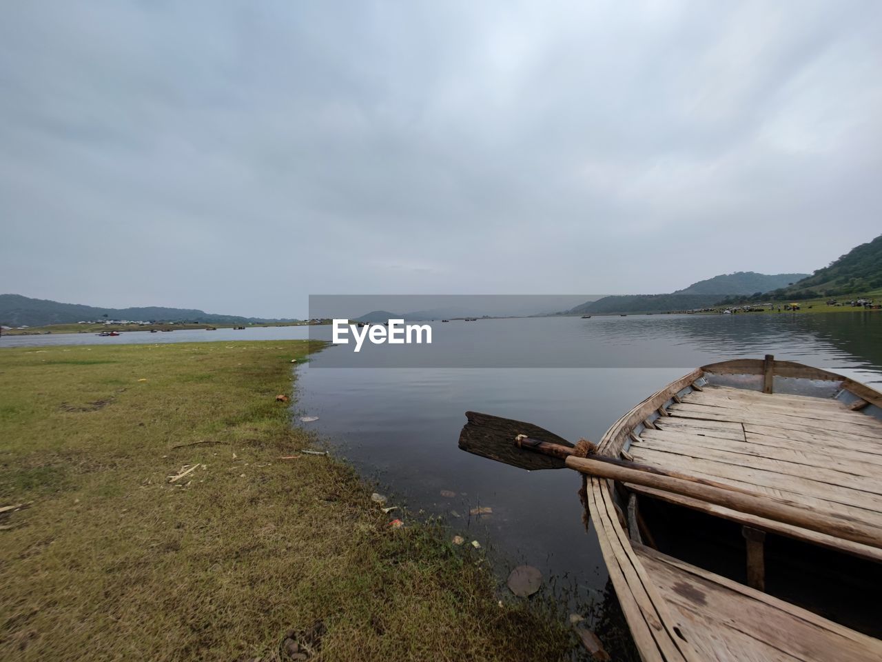 PANORAMIC VIEW OF LAKE AGAINST SKY