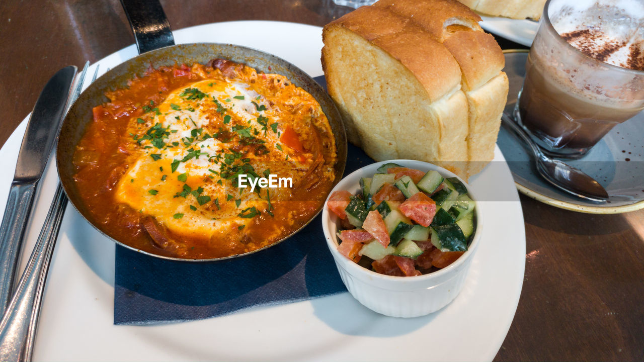 HIGH ANGLE VIEW OF BREAKFAST IN PLATE