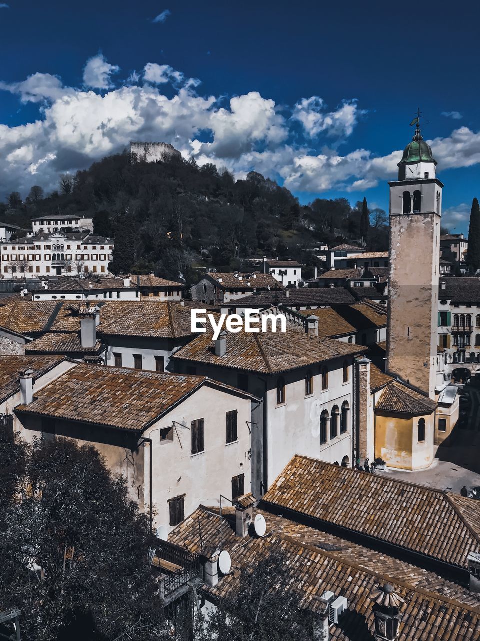 HIGH ANGLE VIEW OF TOWNSCAPE AGAINST SKY IN TOWN