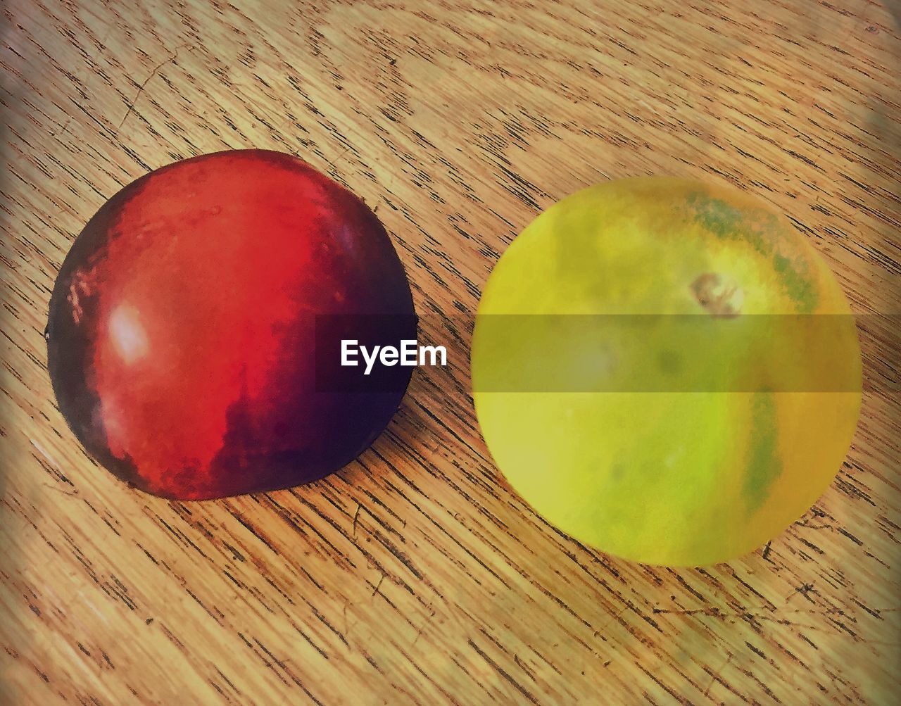 CLOSE-UP OF APPLES ON WOODEN TABLE