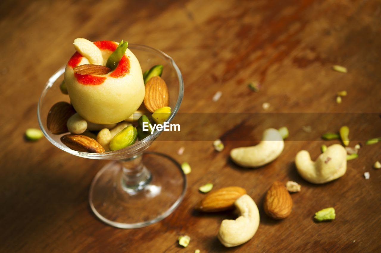 HIGH ANGLE VIEW OF APPLES IN BOWL