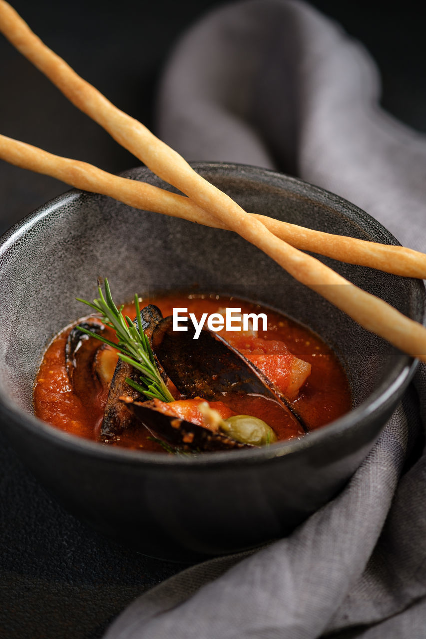 CLOSE-UP OF NOODLES IN BOWL