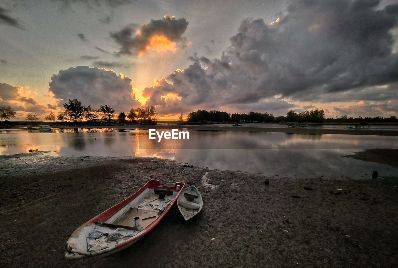 PANORAMIC VIEW OF BOATS MOORED AT LAKE AGAINST SKY