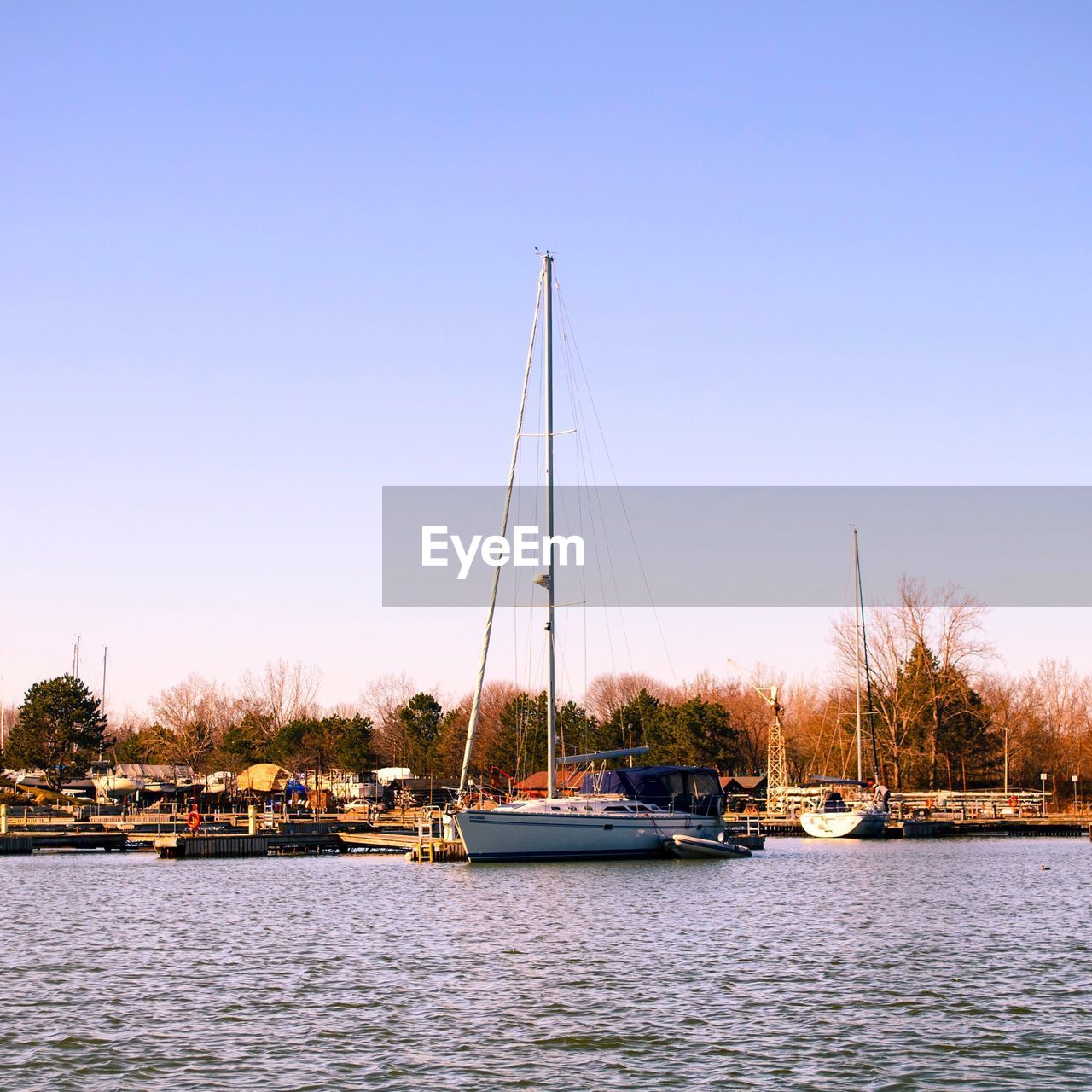 SAILBOATS ON SEA AGAINST SKY