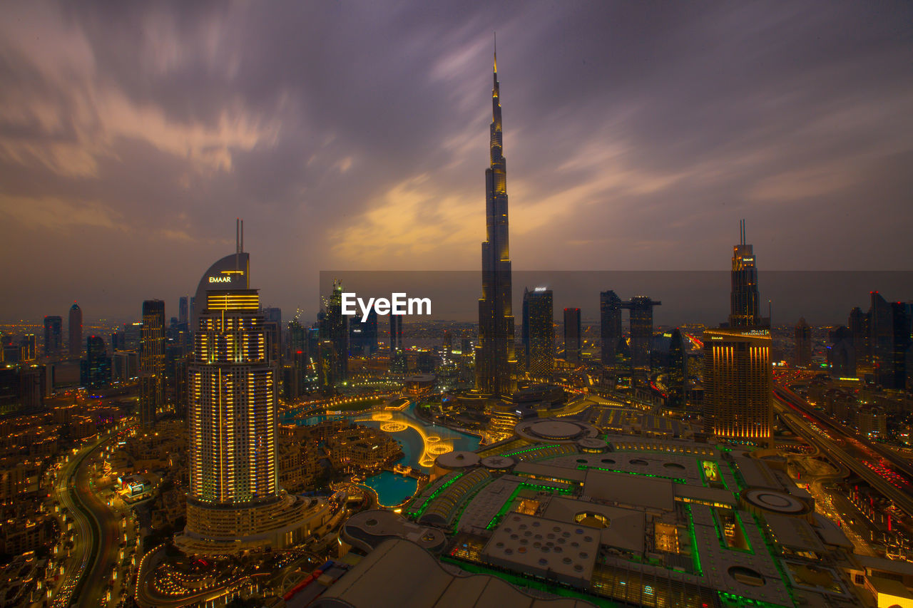 AERIAL VIEW OF BUILDINGS IN CITY