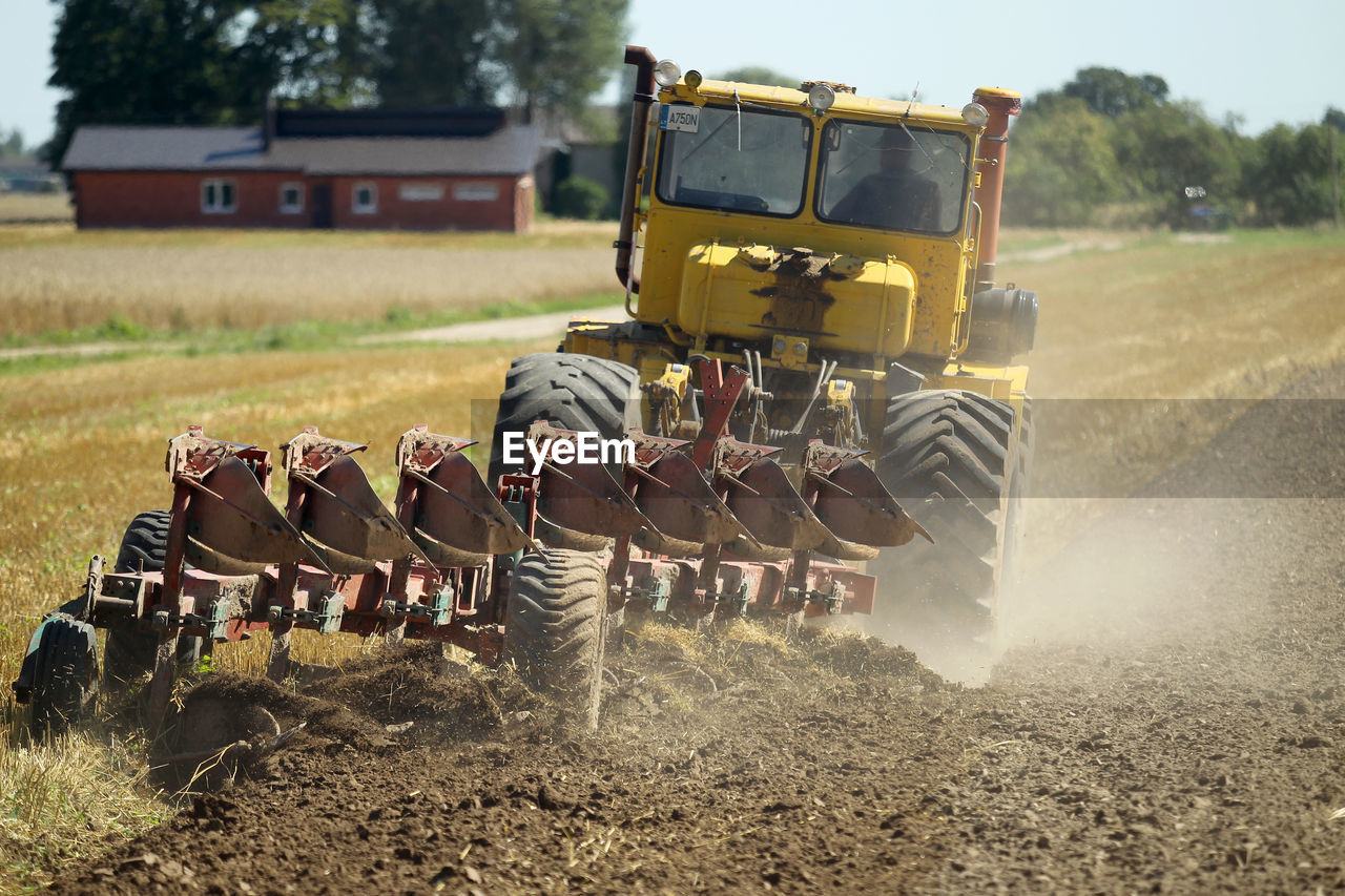 GROUP OF PEOPLE WORKING ON AGRICULTURAL FIELD