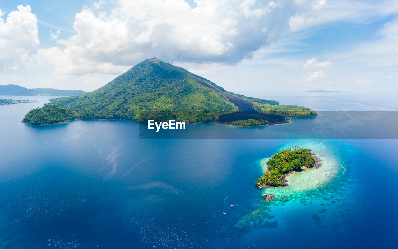 AERIAL VIEW OF SEA AND ISLAND AGAINST SKY