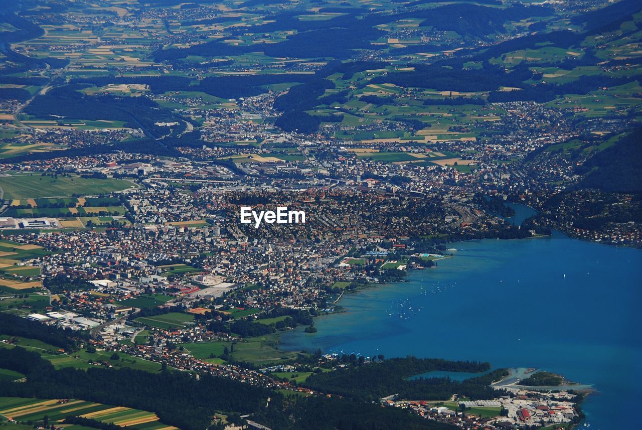 HIGH ANGLE VIEW OF TOWNSCAPE BY SEA