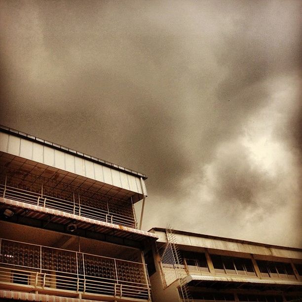 LOW ANGLE VIEW OF CLOUDY SKY