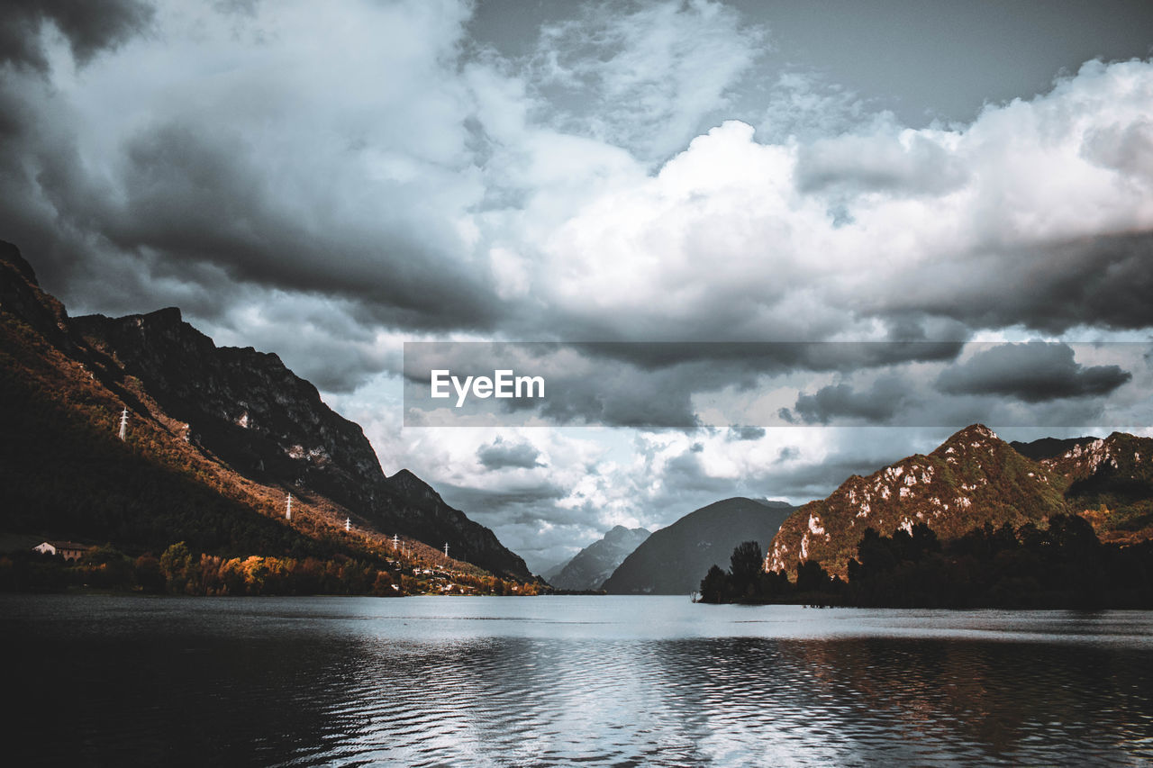 PANORAMIC VIEW OF LAKE AND MOUNTAINS AGAINST SKY