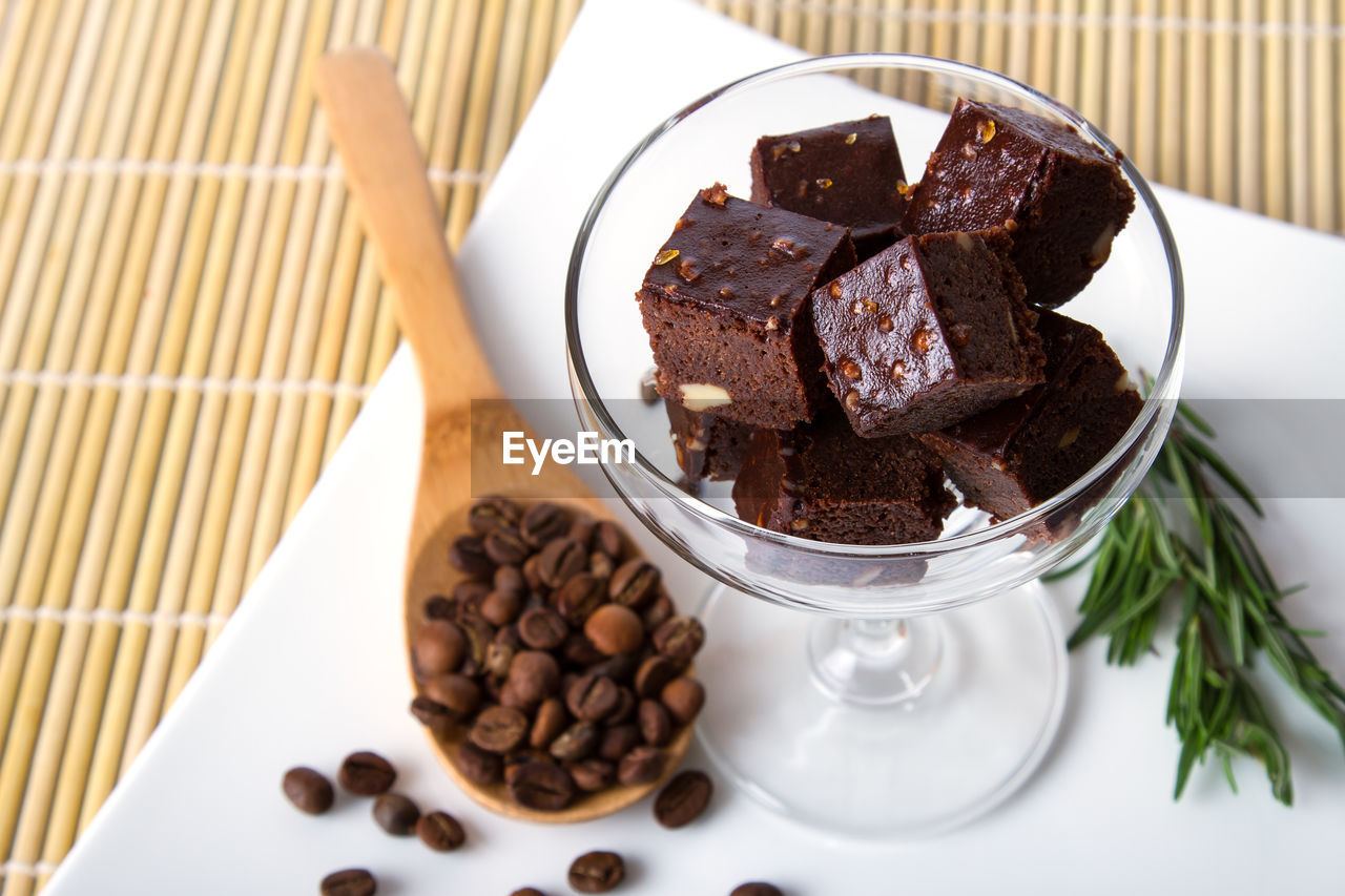 HIGH ANGLE VIEW OF CHOCOLATE CAKE ON TABLE