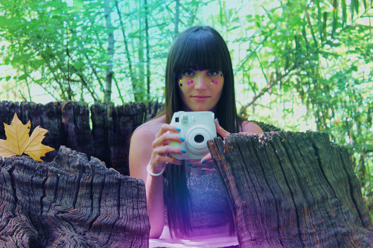 PORTRAIT OF YOUNG WOMAN IN PARK