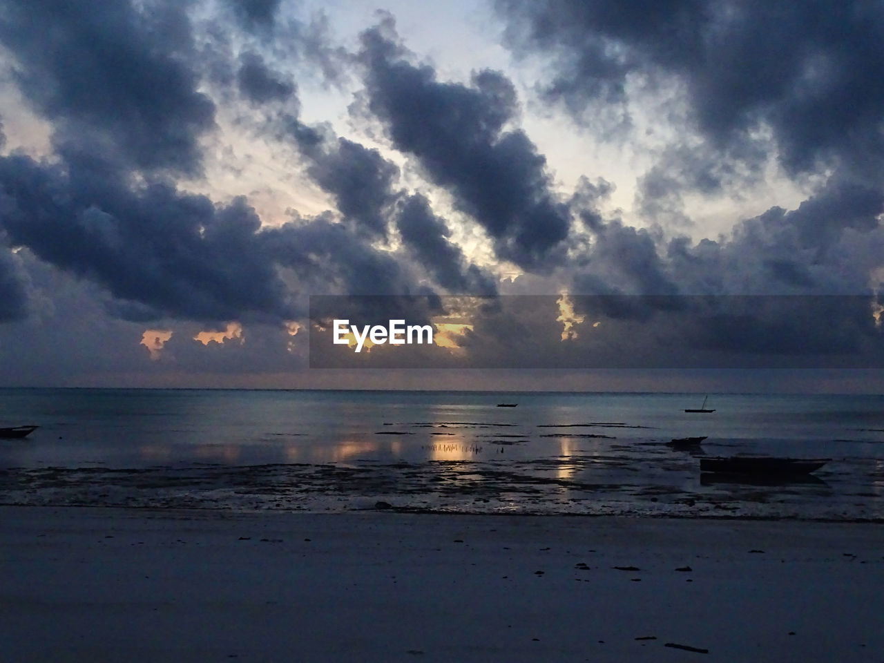 SCENIC VIEW OF SEA AGAINST SUNSET SKY