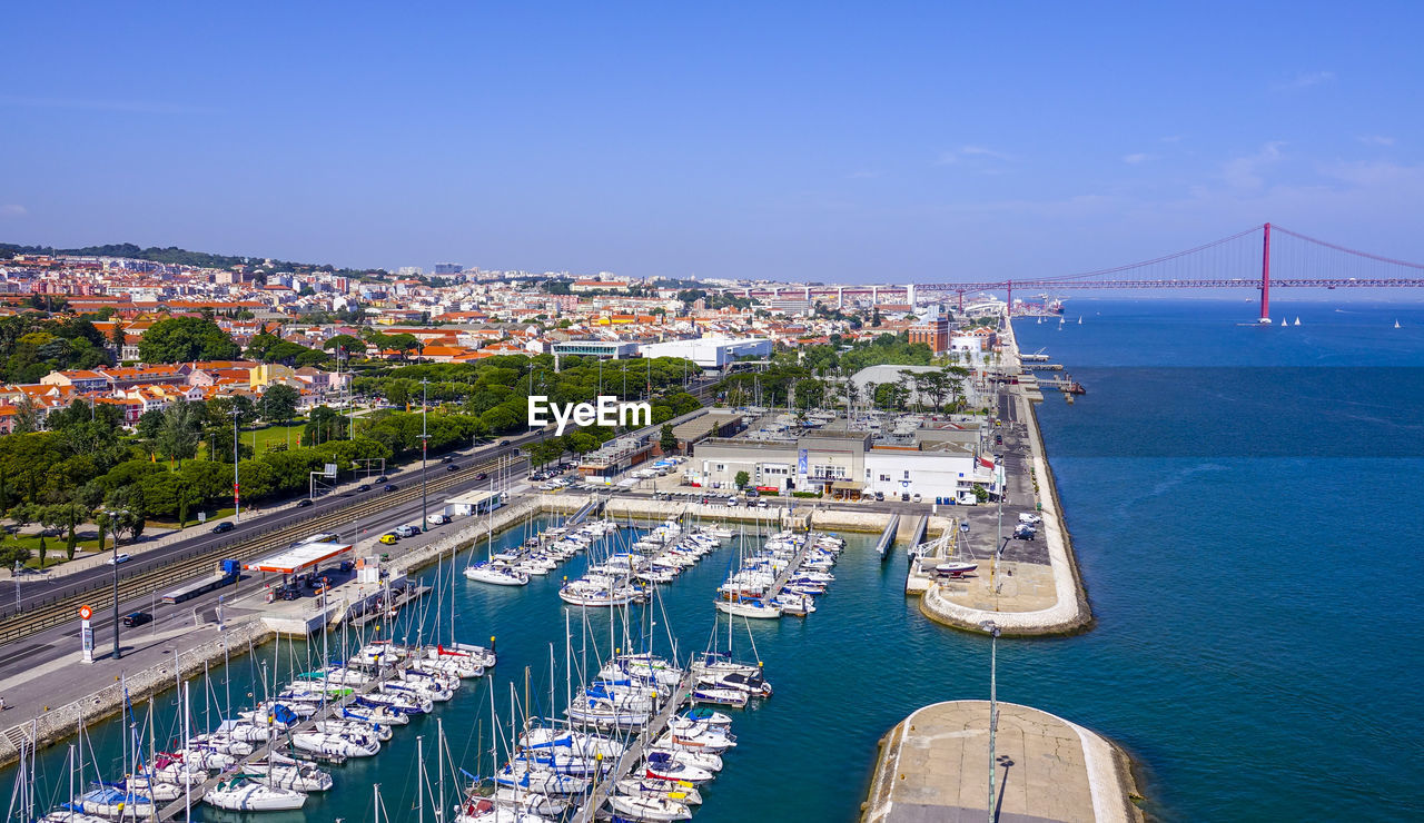 HIGH ANGLE VIEW OF BRIDGE OVER SEA