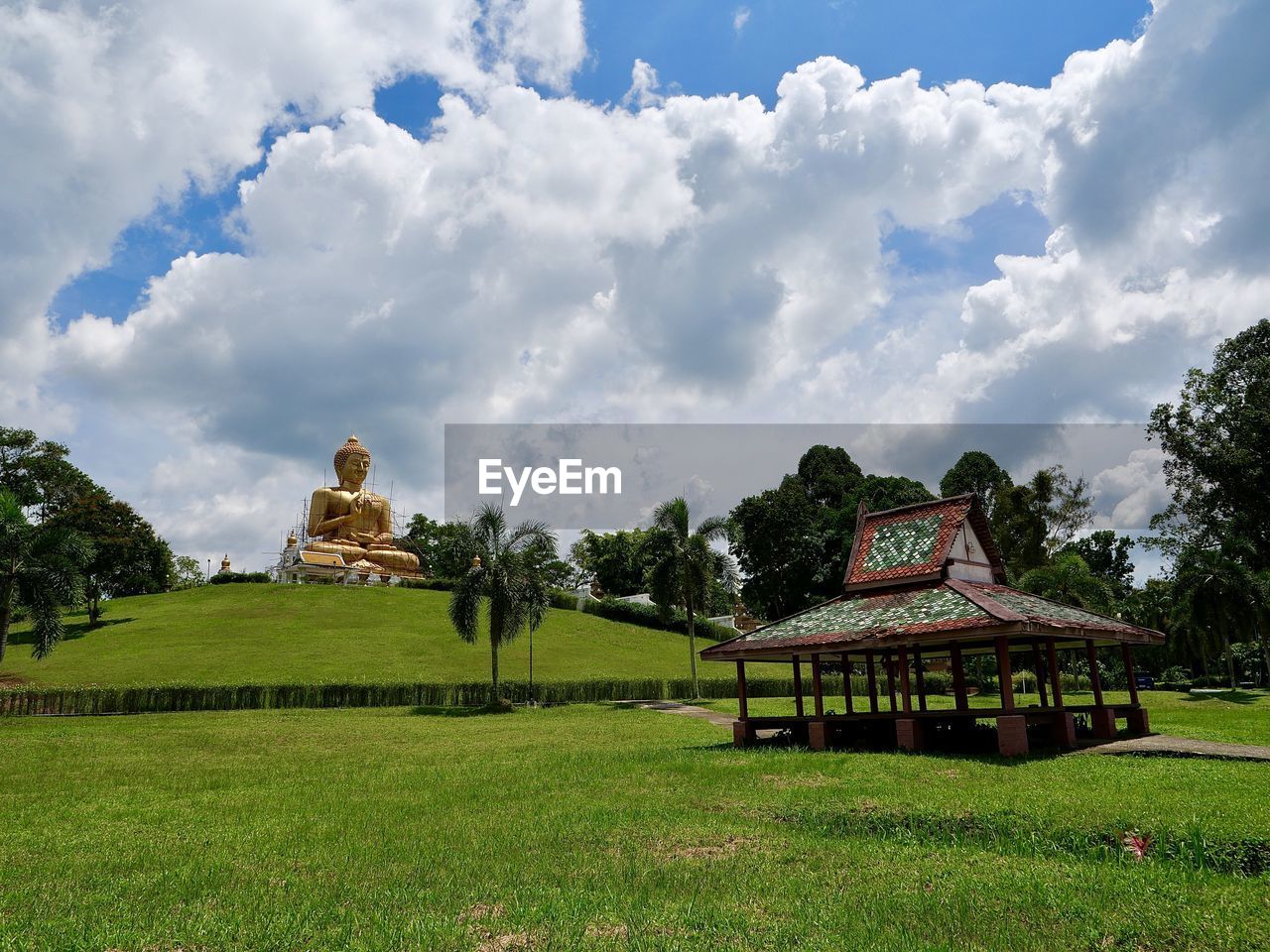 SCENIC VIEW OF FARM AGAINST SKY