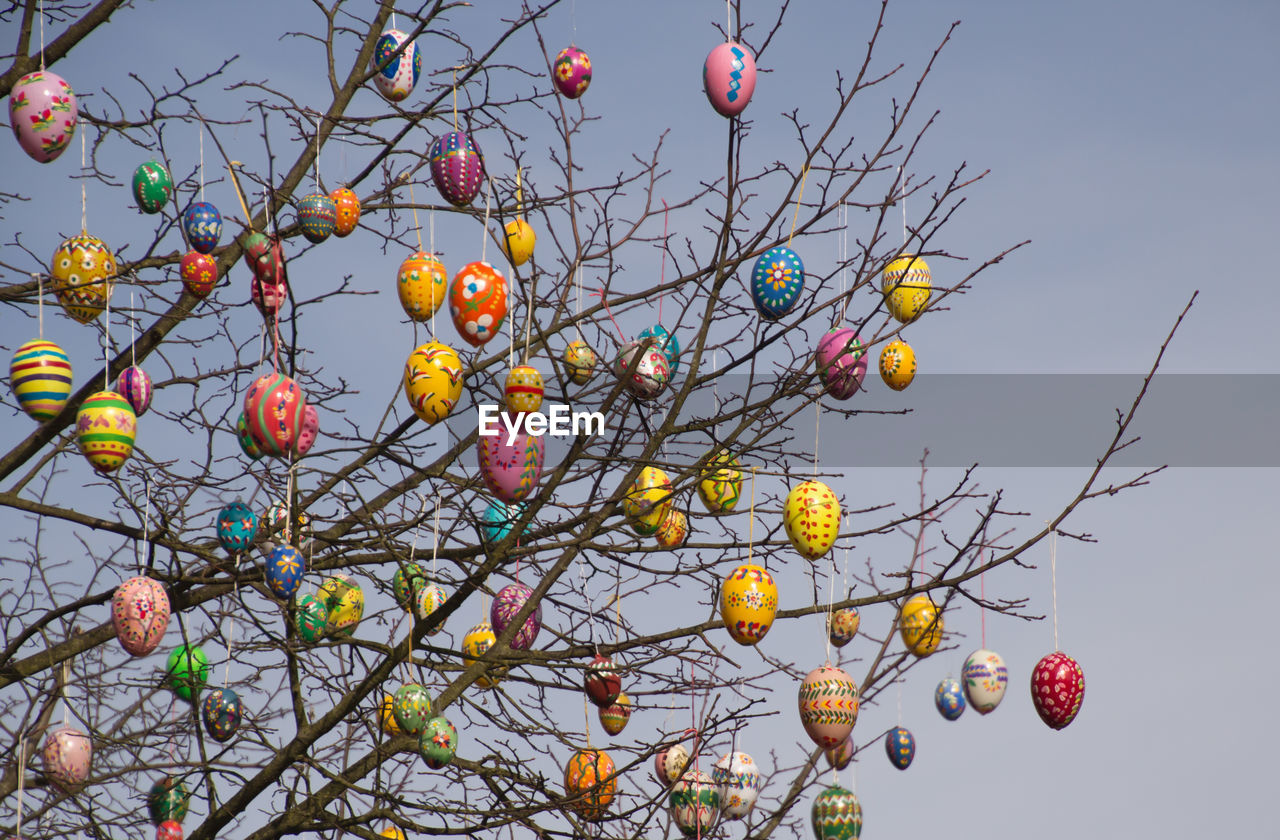 A tree full of easter eggs
