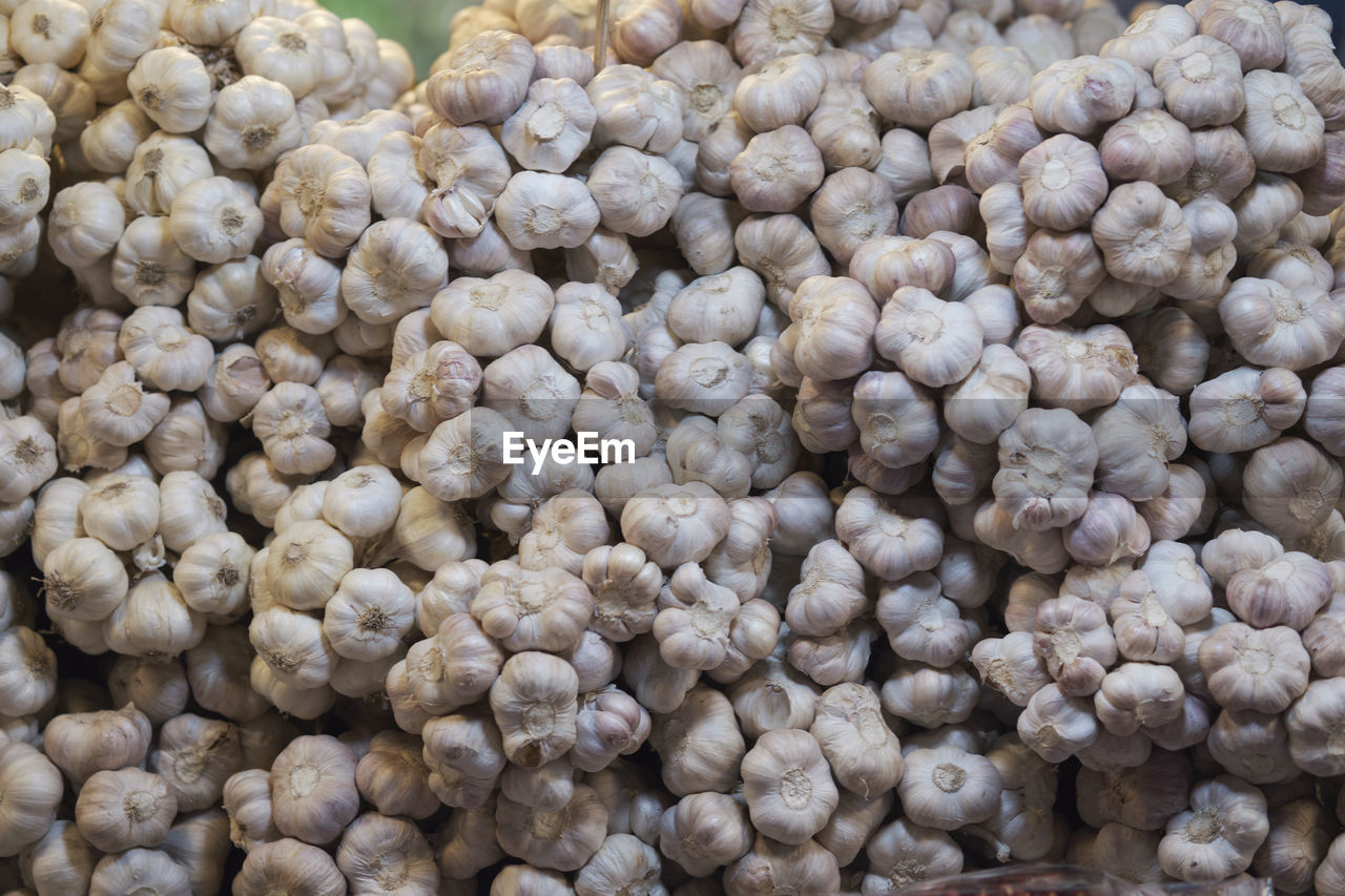 FULL FRAME SHOT OF ONIONS IN MARKET