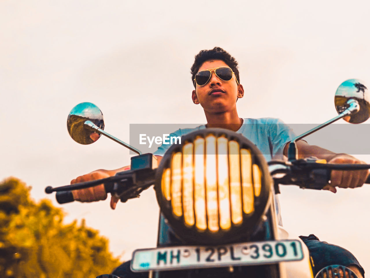 MAN WEARING SUNGLASSES AGAINST SKY