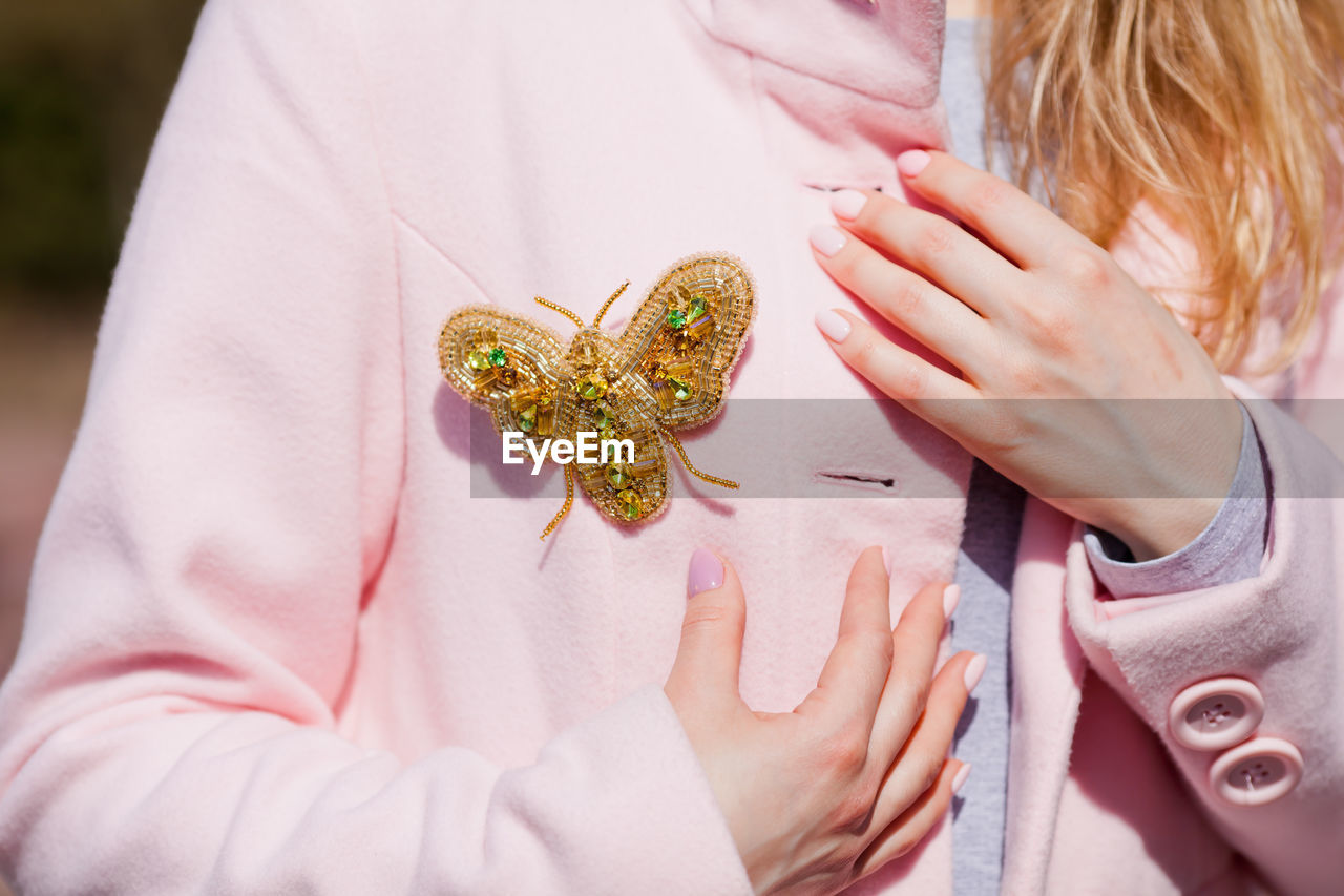 CLOSE-UP OF HANDS HOLDING GIRL WITH RING