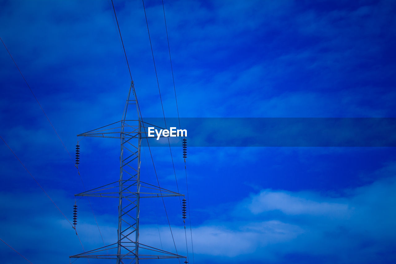 LOW ANGLE VIEW OF ELECTRICITY PYLONS AGAINST BLUE SKY