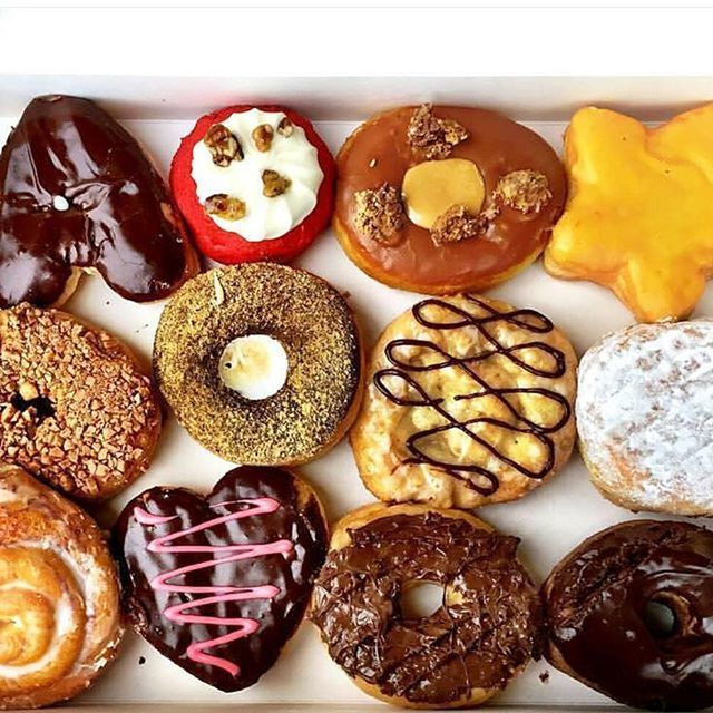 CLOSE-UP OF SWEET FOOD ON TABLE