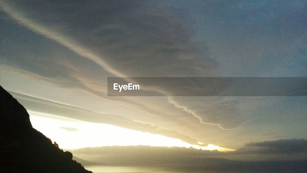 SCENIC VIEW OF SILHOUETTE MOUNTAINS AGAINST SKY