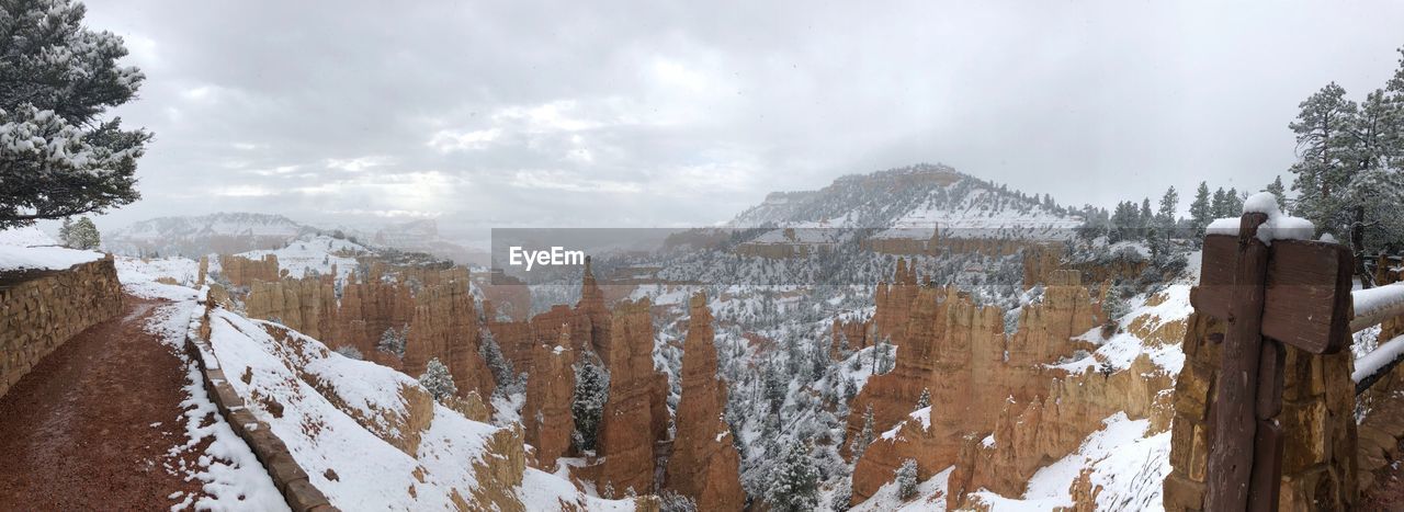 PANORAMIC VIEW OF SNOW COVERED MOUNTAIN AGAINST SKY