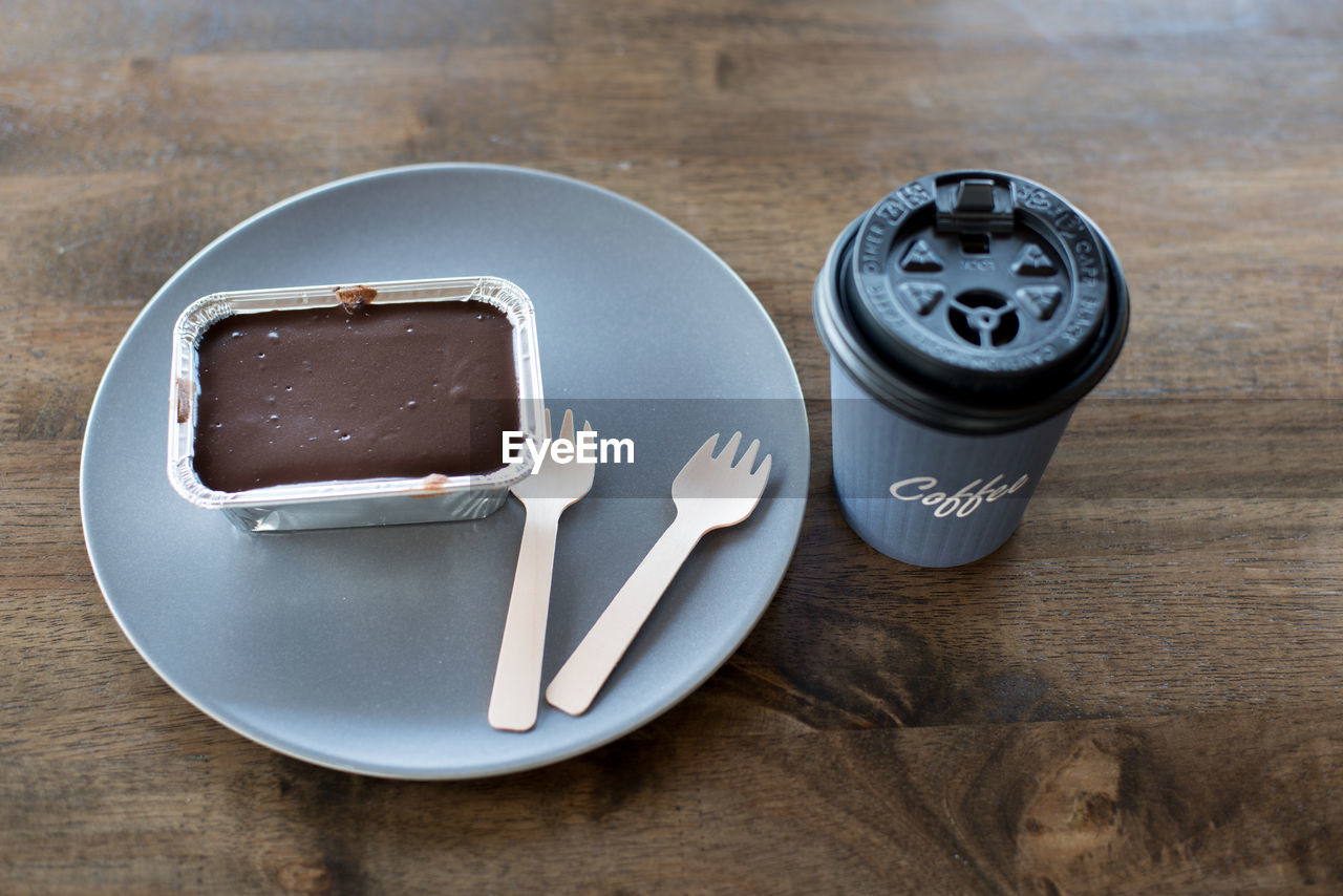 HIGH ANGLE VIEW OF ICE CREAM IN BOWL ON TABLE