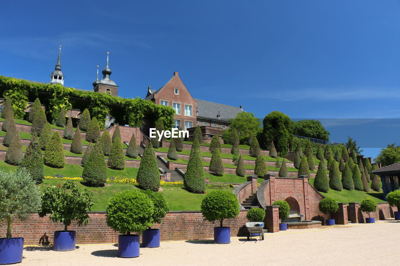 PANORAMIC VIEW OF TEMPLE AGAINST BUILDINGS