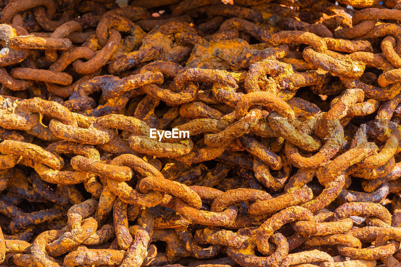 FULL FRAME SHOT OF RUSTY METAL WITH CHAIN