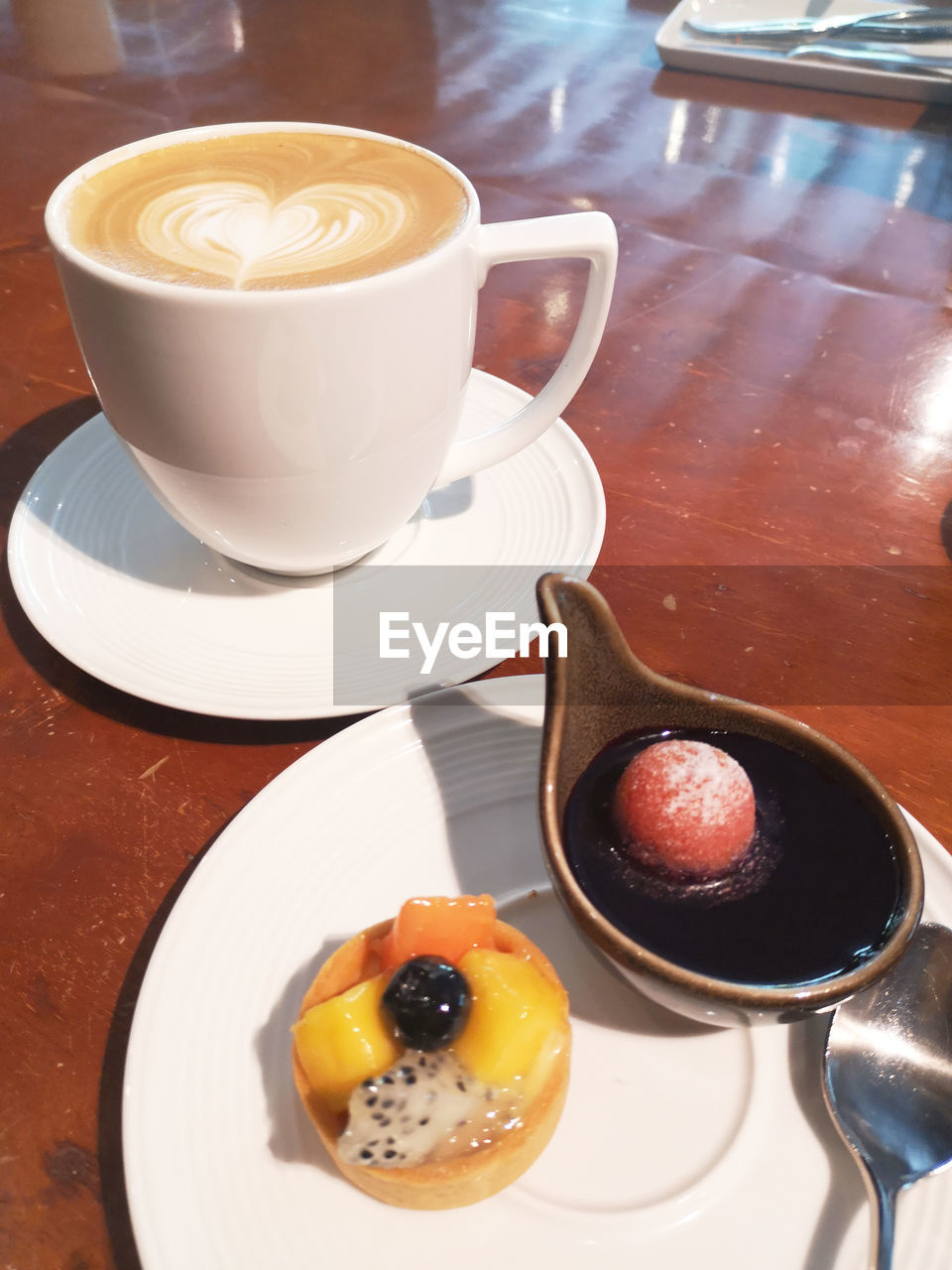 HIGH ANGLE VIEW OF COFFEE AND CUPS ON TABLE