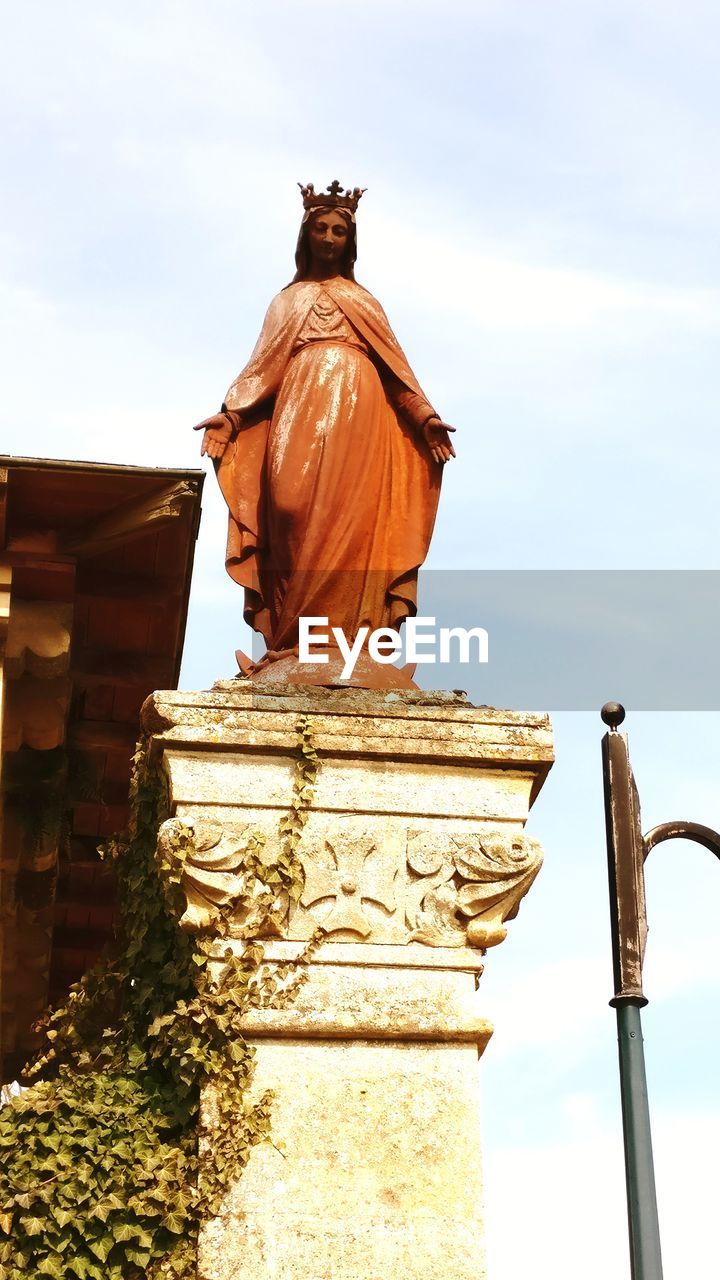 LOW ANGLE VIEW OF SCULPTURE AGAINST SKY