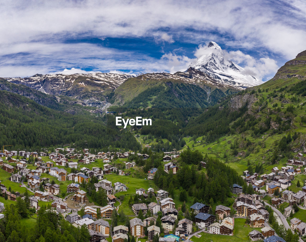 PANORAMIC VIEW OF TOWNSCAPE AGAINST MOUNTAIN