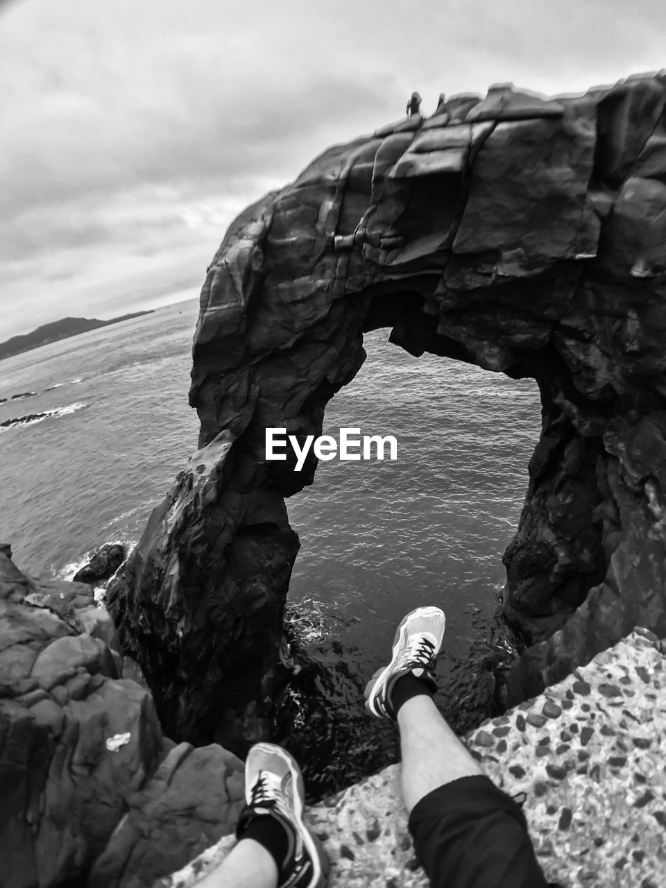 LOW SECTION OF MAN CLIMBING ON ROCK