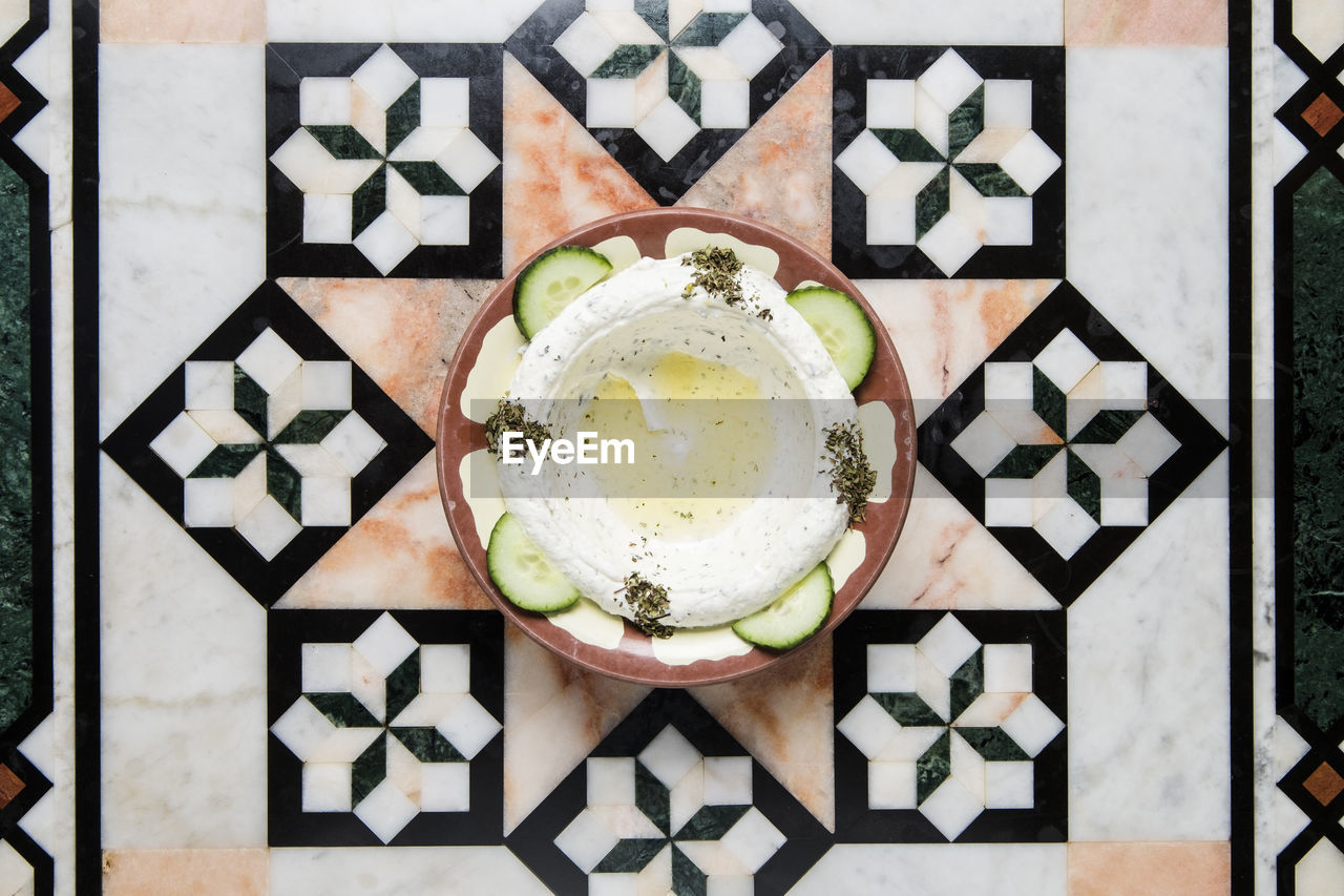 HIGH ANGLE VIEW OF DRINK ON GLASS TABLE