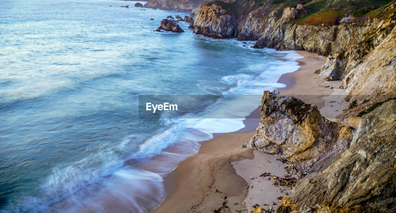 HIGH ANGLE VIEW OF SEA WAVES