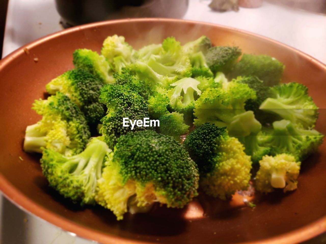 HIGH ANGLE VIEW OF SALAD IN PLATE