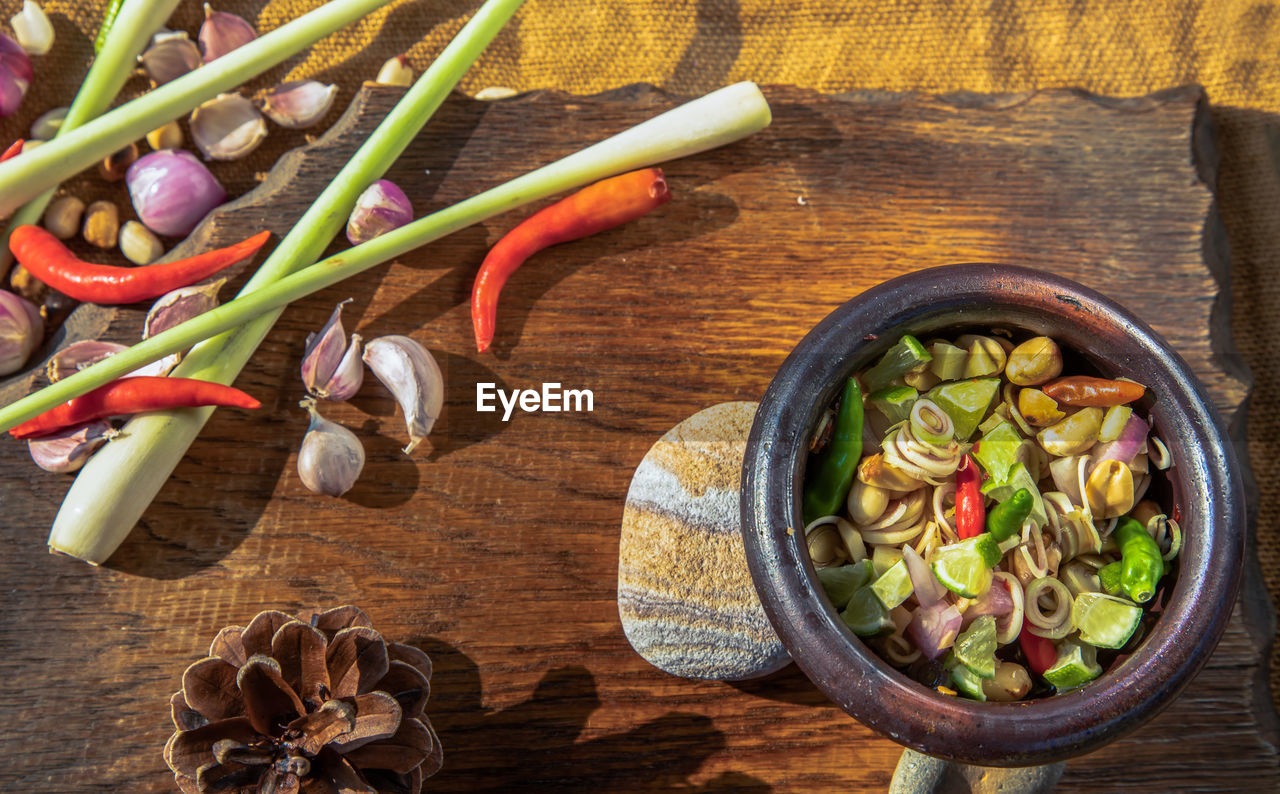 DIRECTLY ABOVE SHOT OF CHOPPED VEGETABLES ON TABLE