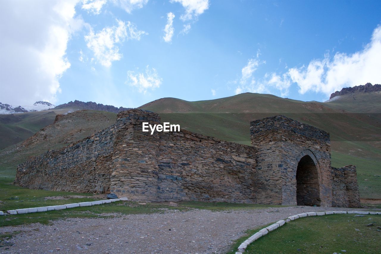 OLD RUINS OF BUILDING