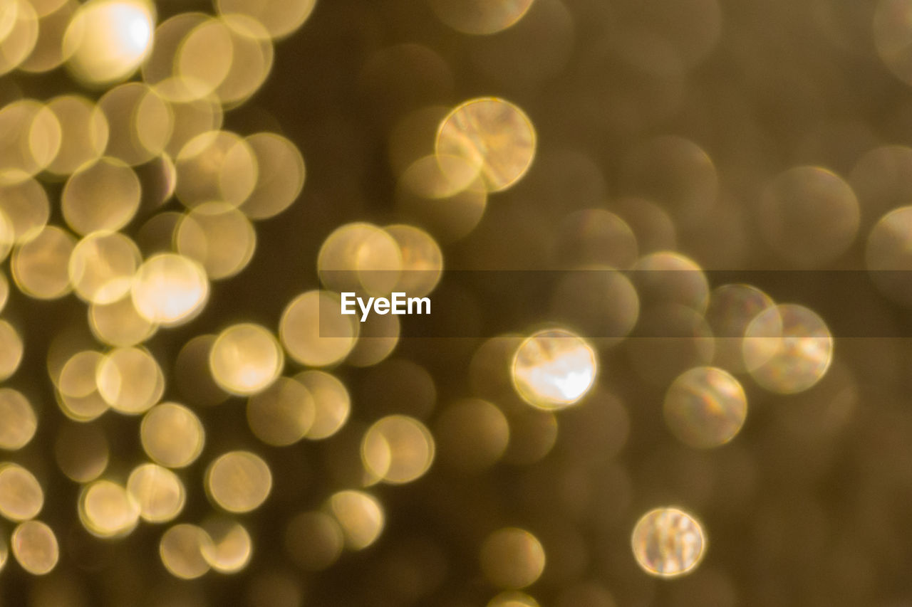 DEFOCUSED IMAGE OF ILLUMINATED LIGHTS