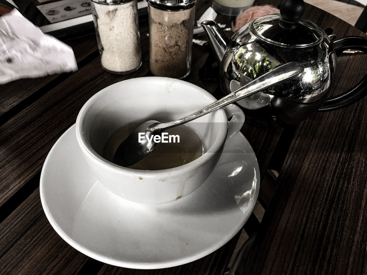 HIGH ANGLE VIEW OF COFFEE CUP AND TEA ON TABLE