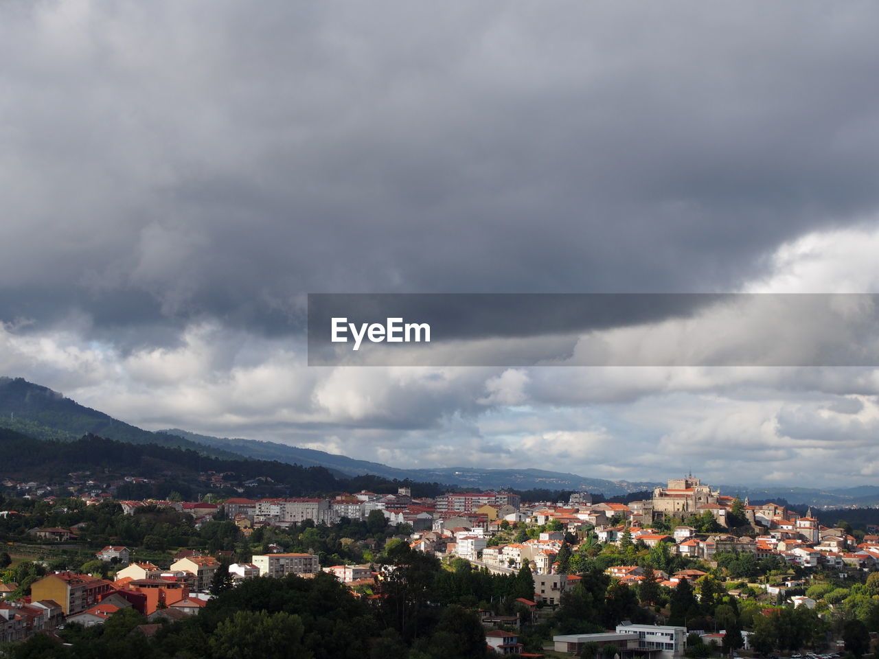 AERIAL VIEW OF CITYSCAPE AGAINST SKY