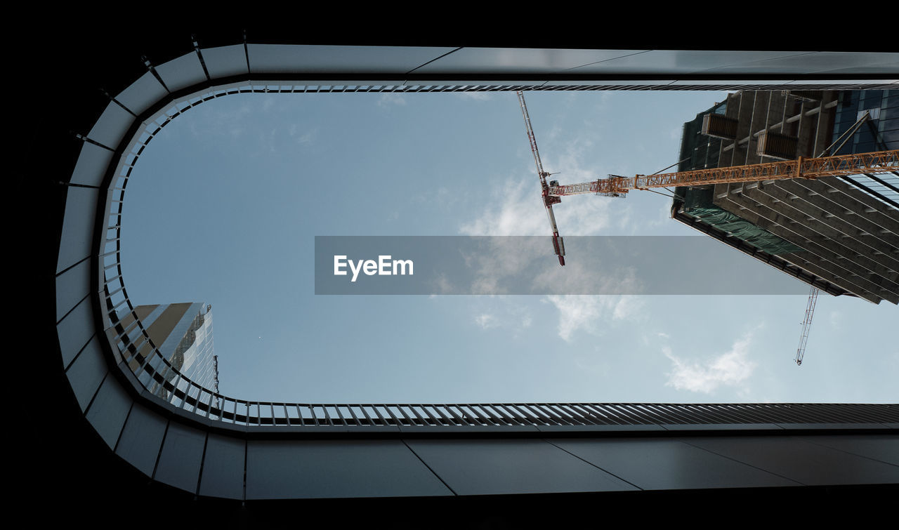 LOW ANGLE VIEW OF BUILDINGS AGAINST SKY