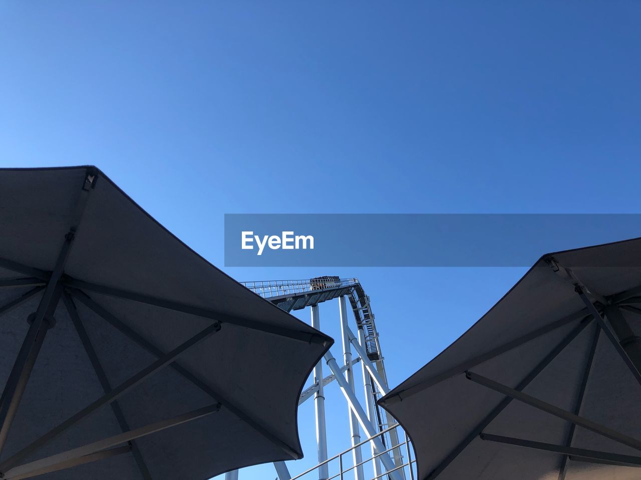 LOW ANGLE VIEW OF BUILDING AGAINST BLUE SKY