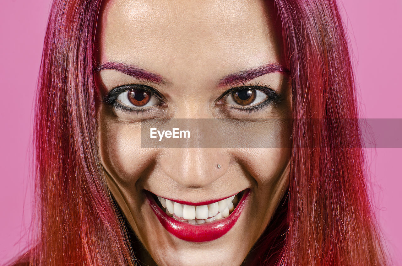 CLOSE-UP PORTRAIT OF SMILING WOMAN