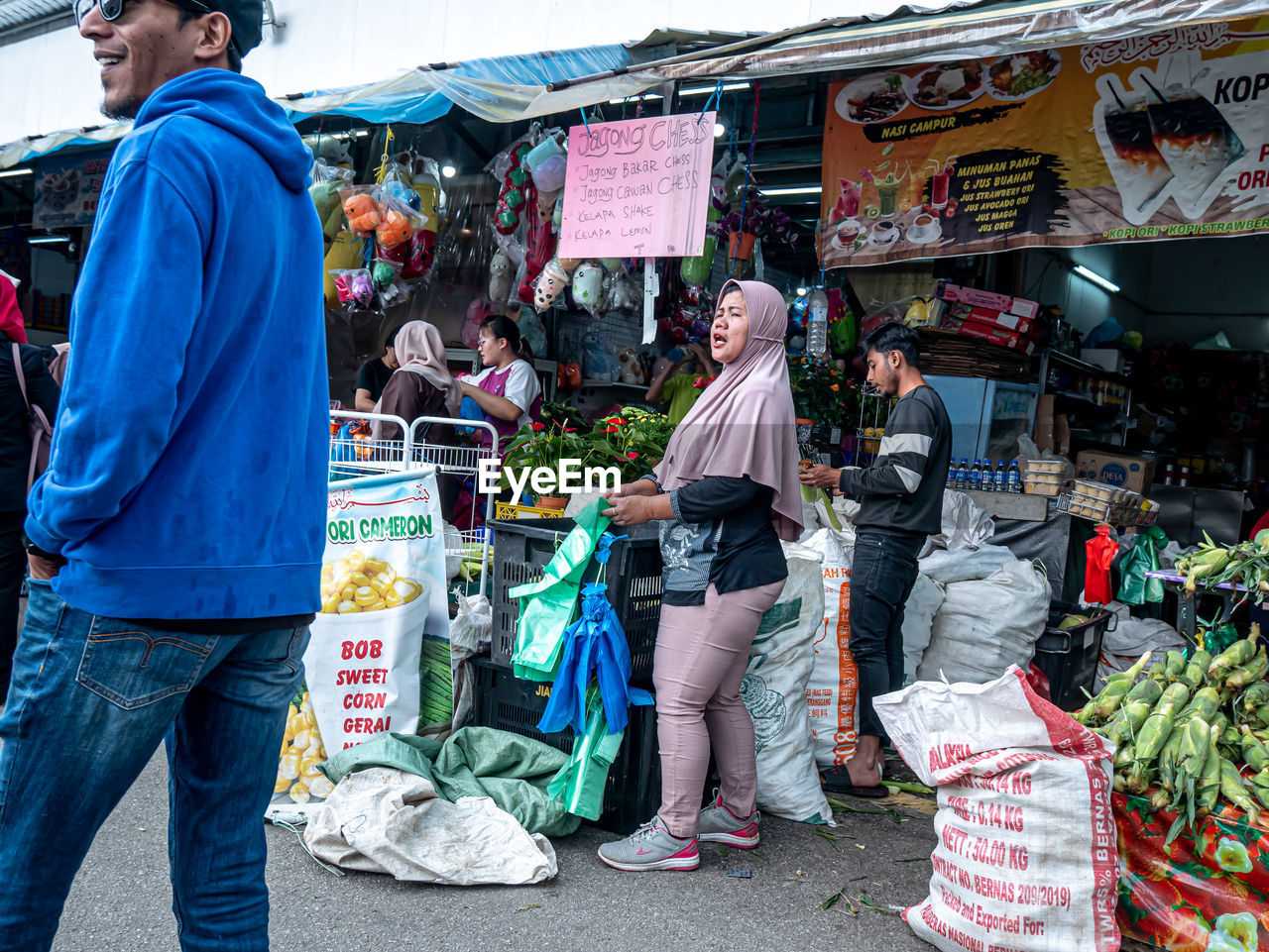 public space, city, market, retail, marketplace, adult, market stall, men, business, buying, group of people, shopping, customer, business finance and industry, small business, women, casual clothing, selling, bazaar, consumerism, food and drink, architecture, for sale, food, flea market, variation, standing, footwear, street, lifestyles, day, crowd, clothing, store, full length, vendor, outdoors, abundance, sale