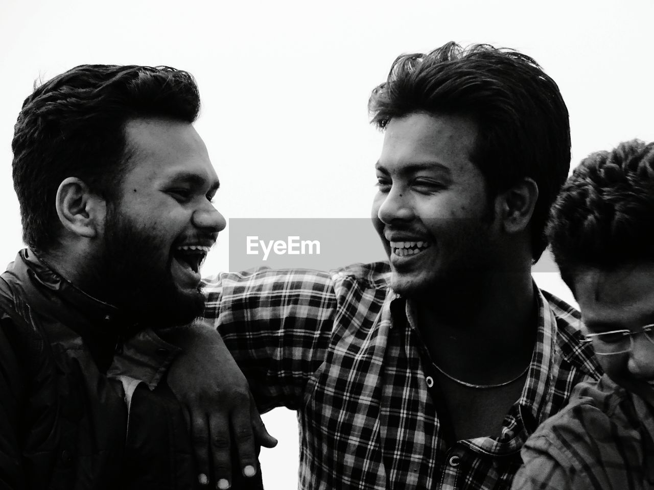 PORTRAIT OF HAPPY YOUNG MAN WITH FRIENDS