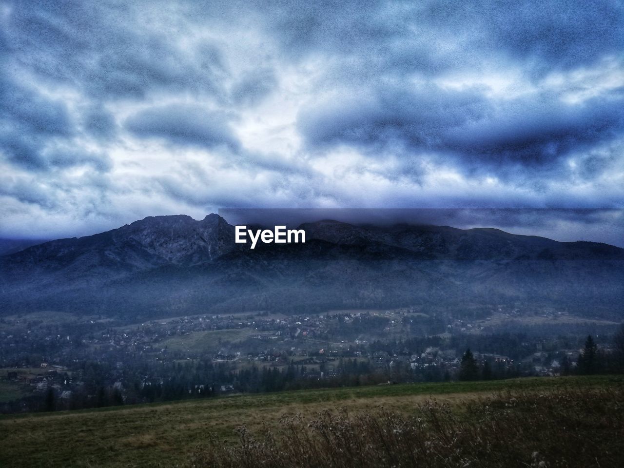 SCENIC VIEW OF FIELD AND MOUNTAINS AGAINST SKY