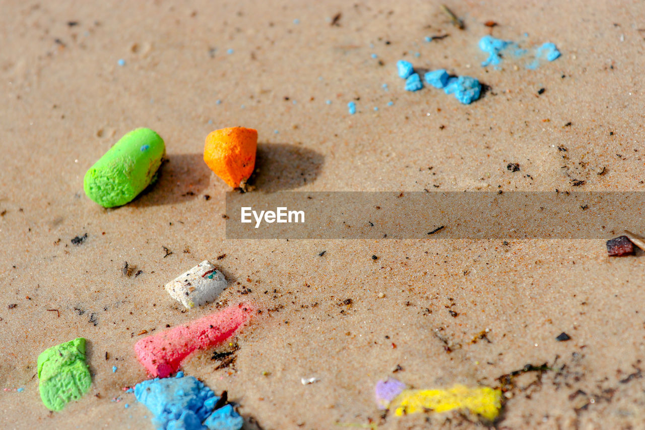 HIGH ANGLE VIEW OF EGGS IN SAND