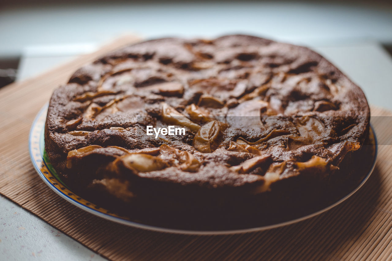 CLOSE-UP OF CAKE ON TABLE